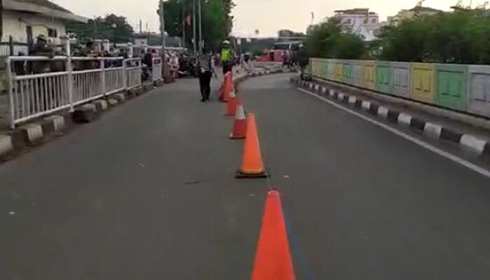 Petugas sedang melakukan pemadangan pembatas jalan di depan Stasiun Pasar Minggu. (wandi)