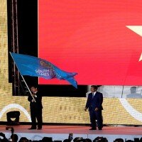 Penyerahan bendera SEA Games dari delegasi Filipina ke Vietnam. (reuters)