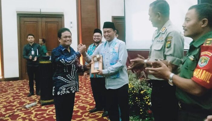 Wakil Wali Kota dan aparat menerima cindera mata dari ketua KPU Jaksel. (wandi)