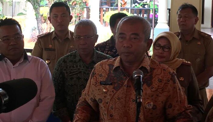 Walikota Bekasi saat memberi keterangan soal surat edaran pemberhentian Kartu Sehat berbasis NIK untuk warga Kota Bekasi. (saban)