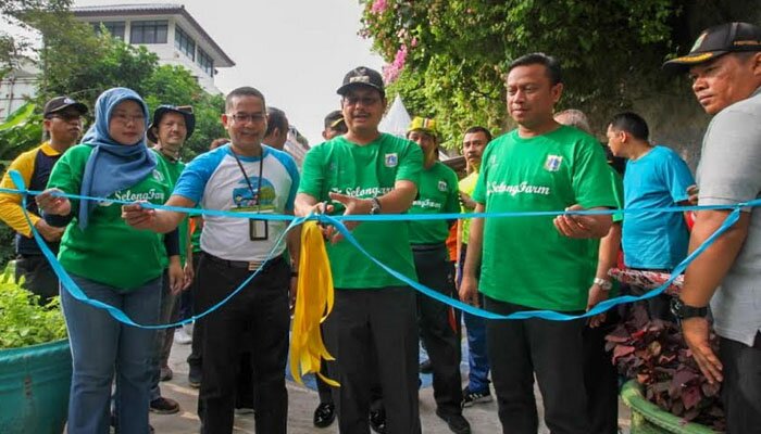 Walikota bersama Sekko Jaksel Munjirin saat meresmikan Selong Farm. (wandi)