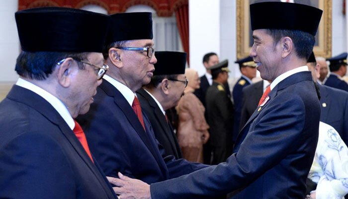 Presiden Jokowi saat melantik sembilan anggota Wantimpres di Istana Negara Jakarta. (ist)