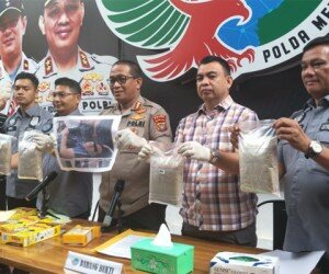 Kabid Humas Polda Metro Jaya Kombes Pol Yusri Yunus (tengah), dan Kasubdit I Ditresnarkoba Polda Metro Jaya AKBP Ahmad Fanani (ketiga dari kiri), di Polda Metro Jaya, Jakarta Selatan, Kamis (12/12/2019).(firda)