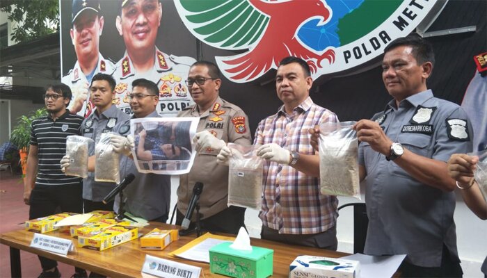 Kabid Humas Polda Metro Jaya Kombes Pol Yusri Yunus (tengah), dan Kasubdit I Ditresnarkoba Polda Metro Jaya AKBP Ahmad Fanani (ketiga dari kiri), di Polda Metro Jaya, Jakarta Selatan, Kamis (12/12/2019).(firda)