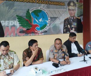 Kabid Humas Polda Metro Jaya Kombes Pol Yusri Yunus (tengah), di Rumah Sakit Polri, Kramat Jati, Jakarta Timur (firdha)