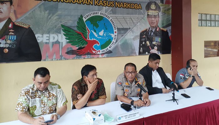 Kabid Humas Polda Metro Jaya Kombes Pol Yusri Yunus (tengah), di Rumah Sakit Polri, Kramat Jati, Jakarta Timur (firdha)