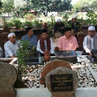Suasana rangkaian ulang tahun BKMB Bhagasasi dengan ziarah ke makam tokoh masyarakat dan ulama serta tokoh pahlawan. (saban)
