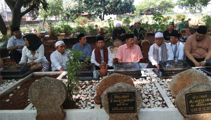 Suasana rangkaian ulang tahun BKMB Bhagasasi dengan ziarah ke makam tokoh masyarakat dan ulama serta tokoh pahlawan. (saban)